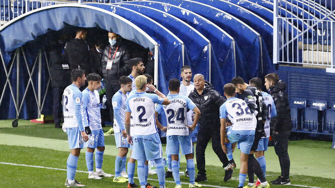 Sergio Pellicer da instrucciones a sus jugadores durante el partido de Copa contra el Oviedo.