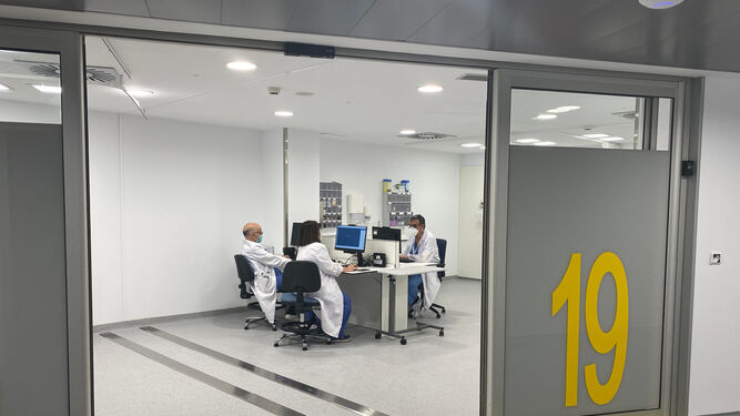 Profesionales sanitarios trabajan en las nuevas Urgencias del Hospital Regional de Málaga.