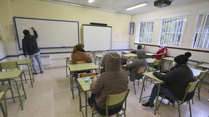 Un docente explica en una de las aulas del instituto Emilio Prados.