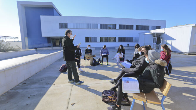 Un profesor imparte una clase al sol en el instituto Torre Atalaya.