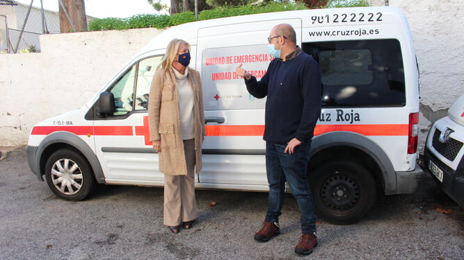 La alcaldesa de Marbella, Ángeles Muñoz, y el responsable del Centro de inclusión de Cruz Roja, Jacobo Wahnich.