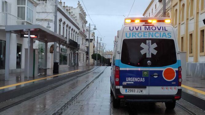 Una ambulancia por la calle Real de San Fernando.