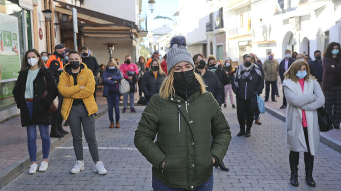 Vecinos de Cártama participan en el acto de repulsa contra la agresión machista del martes.