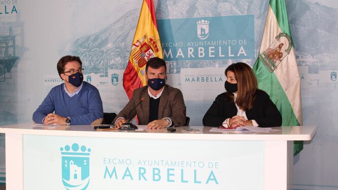 El edil de Obras del Ayuntamiento de Marbella, Diego López (C).