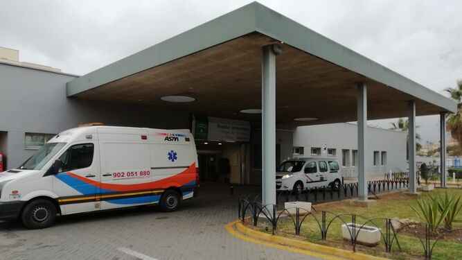 Ambulancias ante el Hospital Clínico.