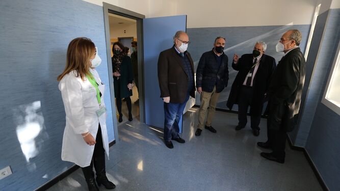 Bendodo, con el alcalde y los gerentes del SAS y del Distrito Sanitario Málaga, en el centro de salud de Cruz de Humilladero.