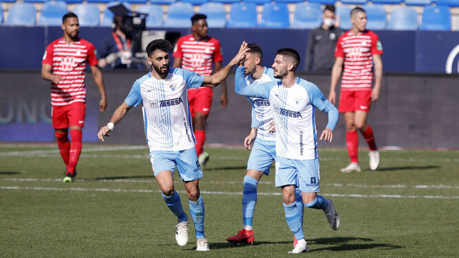 Caye y Juande celebran el gol contra el Granada.