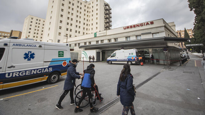 Acceso a Urgencias en el Hospital Universitario Virgen de la Nieves de Granada.