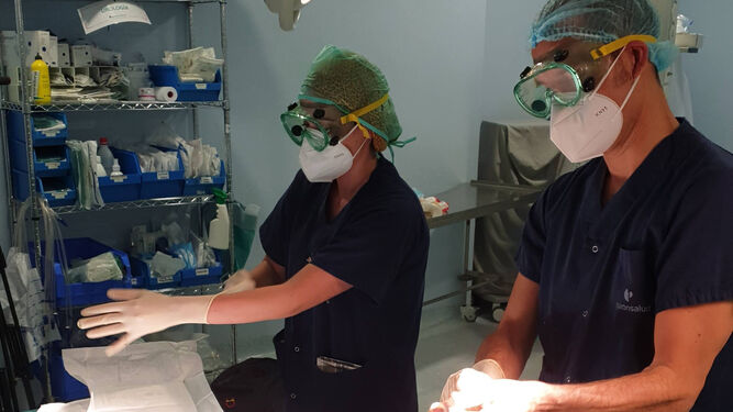 Los cirujanos Maribel Ramos y César Ramírez en los quirófanos del hospital Quirónsalud Málaga.
