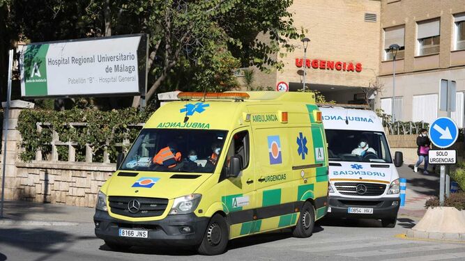 Dos ambulancias salen del Hospital Regional de Málaga.