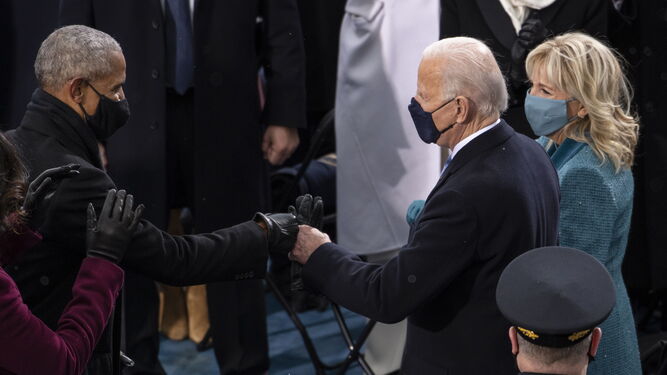 Barack Obama felicita a Joe Biden en la toma de posesión en el Capitolio.