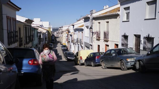 Una mujer camina por calles vacías en el municipio de Teba este domingo.