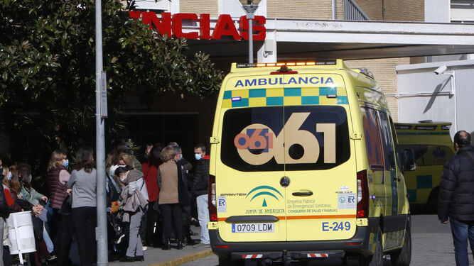 Una ambulancia del 061 llega a la zona de Urgencias del Hospital Virgen del Rocío.