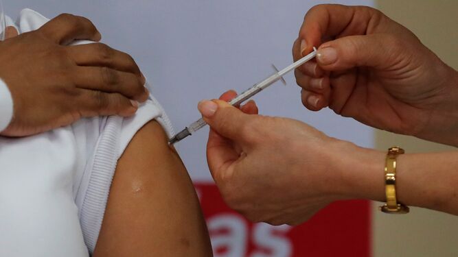 Una enfermera pone una vacuna a un paciente