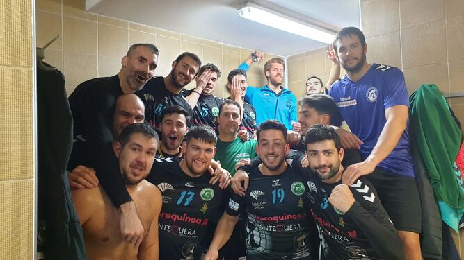Los jugadores del Iberoquinoa Antequera celebran el triunfo.