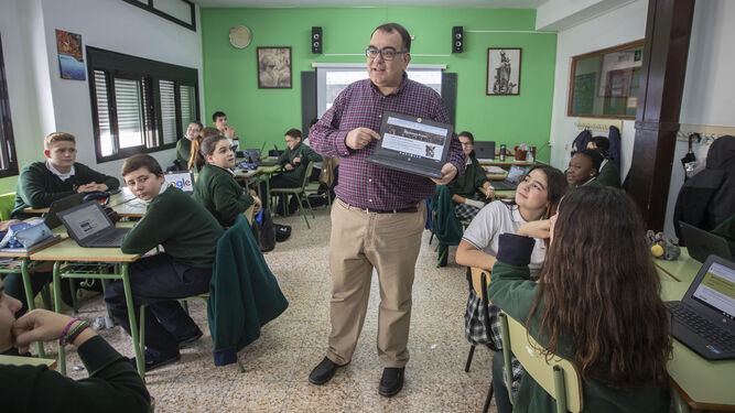 El profesor de las Carmelitas, Eduardo Ruiz, durante una de sus clases, en una imagen de archivo.