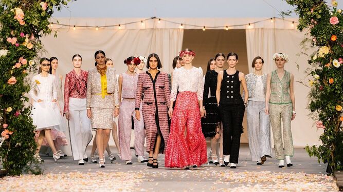 Modelos con las propuestas de Alta Costura de Chanel para la próxima primavera-verano.