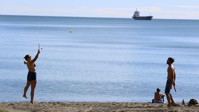 Ambiente este martes en la playa de La Malagueta, en la capital.