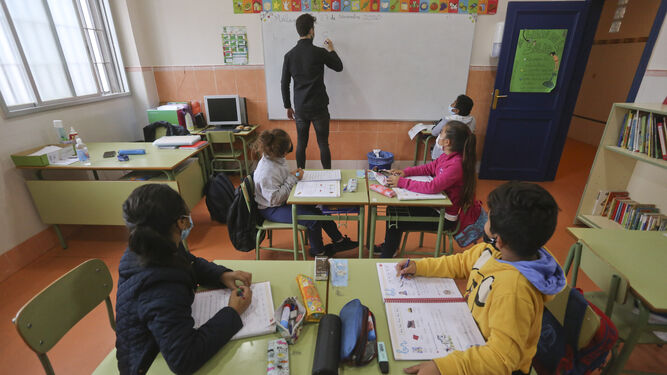 Un profesor imparte clase en un colegio de la capital malagueña.