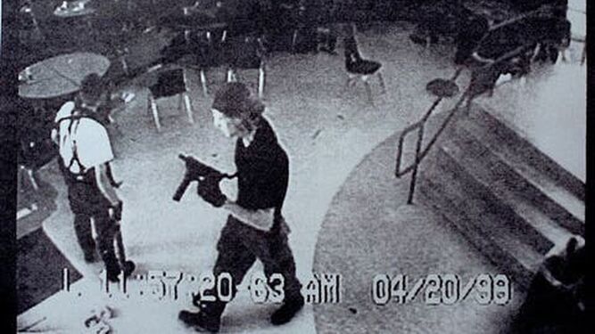 Las cámaras de seguridad  captan a los responsables de la matanza del instituto Columbine