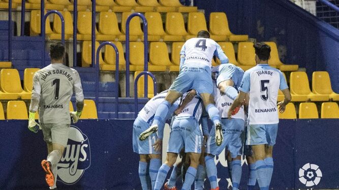 El Málaga CF celebra el gol de Chavarría al Alcorcón