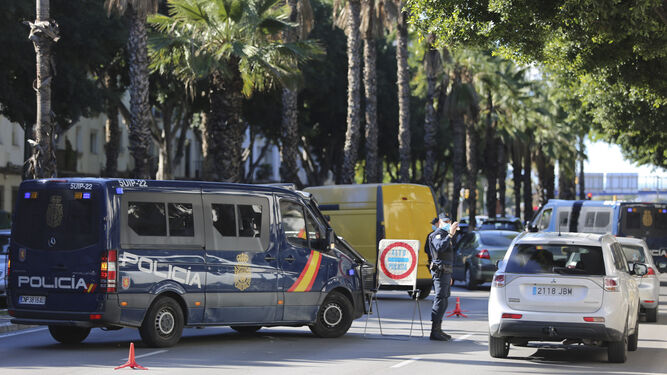 Control de la Policía para vigilar el cierre perimetral de Málaga capital.