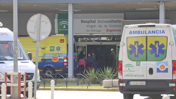 Varias ambulancias en el Hospital Clínico Virgen de la Victoria de Málaga.