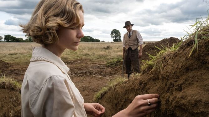 Carey Mulligan y Ralph Fiennes en una imagen de 'La excavación'.