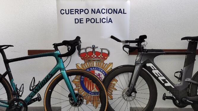 Tres detenidos en Marbella por robar de una vivienda de Puerto Banús dos bicicletas profesionales