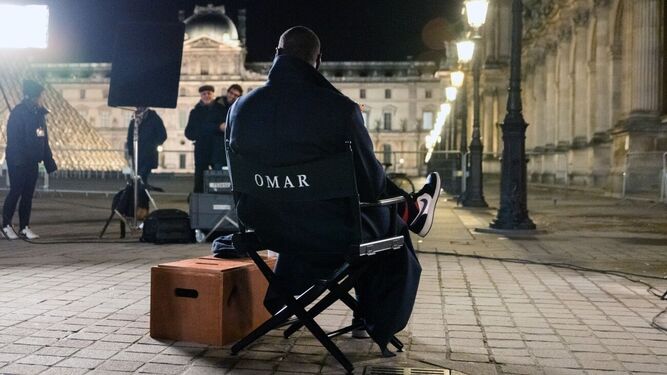 Omar Sy en el rodaje de 'Lupin' en el Louvre