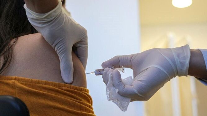 Inyección de la vacuna contra el Covid a una paciente.