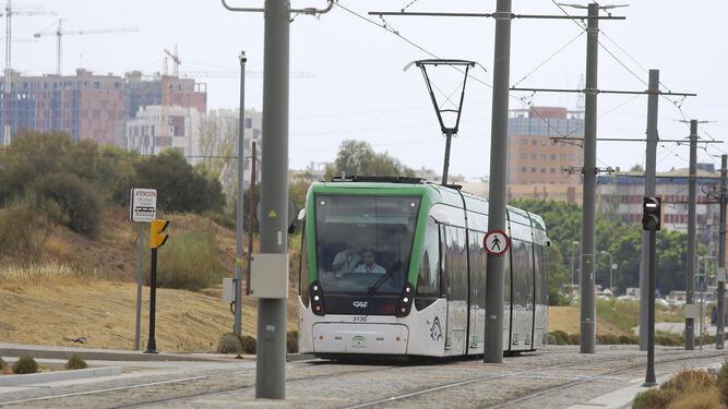 Un tren del Metro de Málaga a su paso por el trazado en superficie de la Universidad.