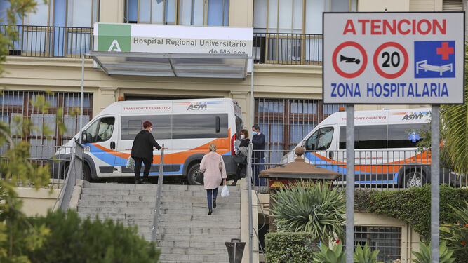 Ambulancias a la entrada del Hospital Regional.