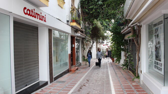 Vista de la céntrica calle Nueva, en Marbella, con locales vacíos o cerrados.
