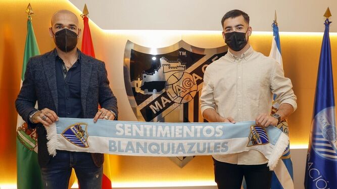 Ramón, junto a Manolo Gaspar, tras firmar su renovación.