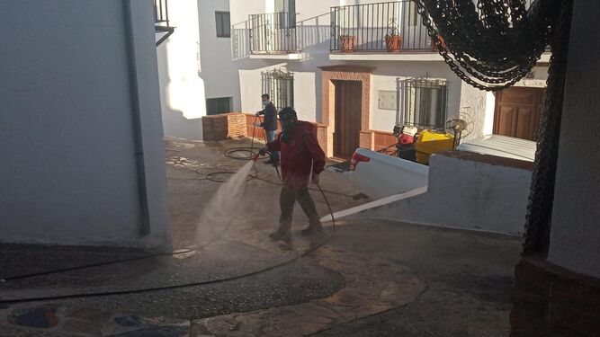 El alcalde de Cartajima realizando labores de limpieza