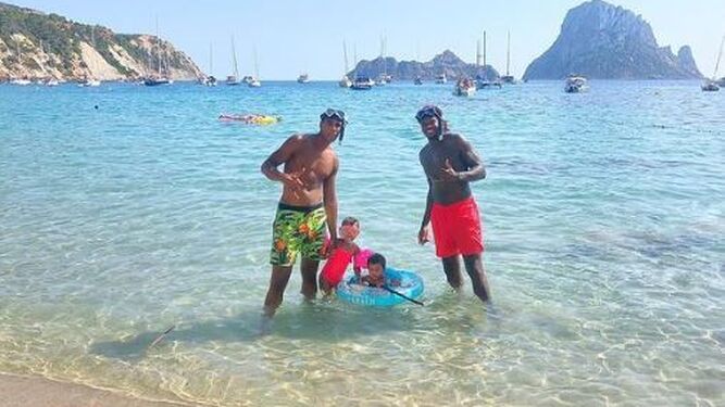 Deon Thompson y Brandon Davies, en una playa de Ibiza este verano.