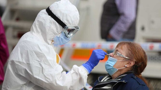 Una mujer se somete a un test de antígenos el pasado jueves en Málaga capital.