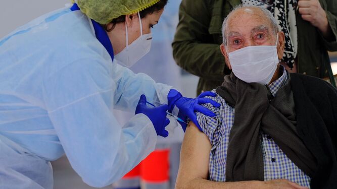 Una sanitaria suministra la vacuna a una persona mayor en Ronda, este jueves.