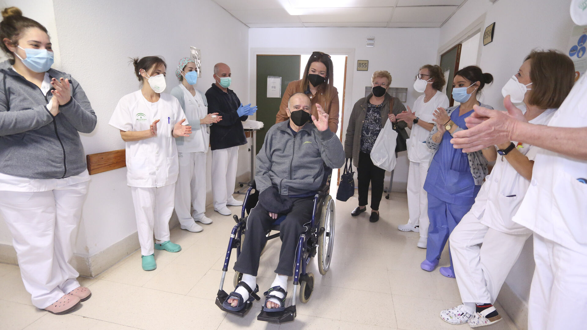Fotos: Antonio sale del hospital en M&aacute;laga tras 343 d&iacute;as ingresado por el coronavirus