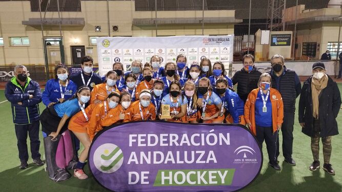 Las jugadoras del Hockey Benalmádena celebran el título.