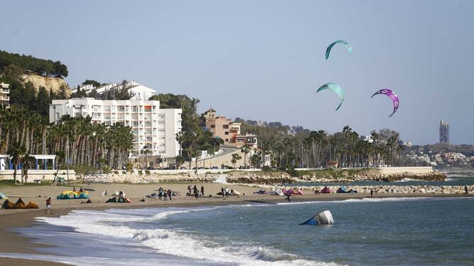 Aficionados al kitesurf, este lunes, en la costa de Málaga.