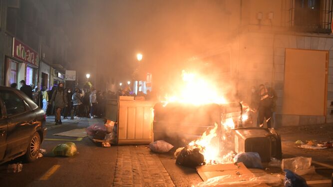 Los primeros contenedores quemados que avecinaban más de una hora de disturbios en la ciudad
