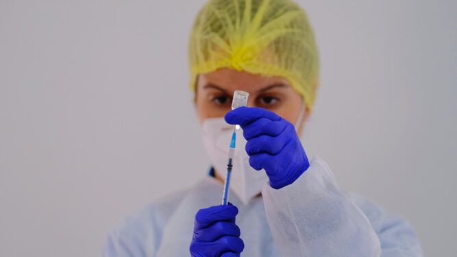 Una sanitaria prepara una dosis de la vacuna contra el coronavirus, en Ronda.