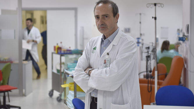 El doctor Eduardo Ríos Herranz, del Servicio de Hematología y Hemoterapia del Hospital de Valme, en Sevilla.