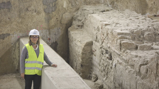Ana Arancibia, junto a los restos de la muralla nazarí encontrada bajo la Avenida de Andalucía.