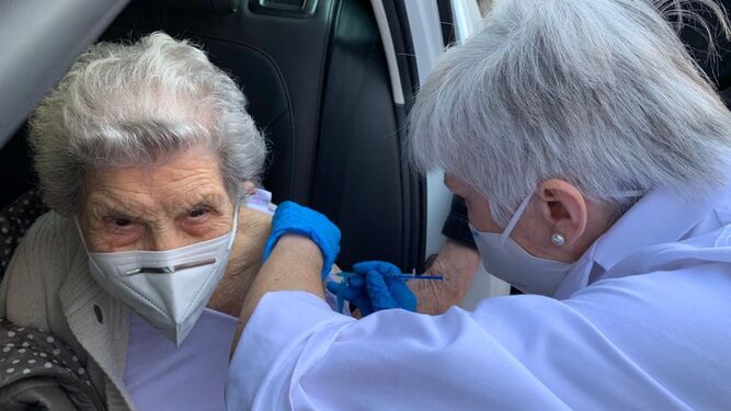 Los centros de salud vacunan ahora a mayores de 80, como Ángeles, que tiene 104 años.