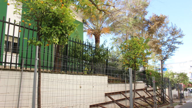 Vista del muro apuntalado en el colegio Federico García Lorca, en Marbella.