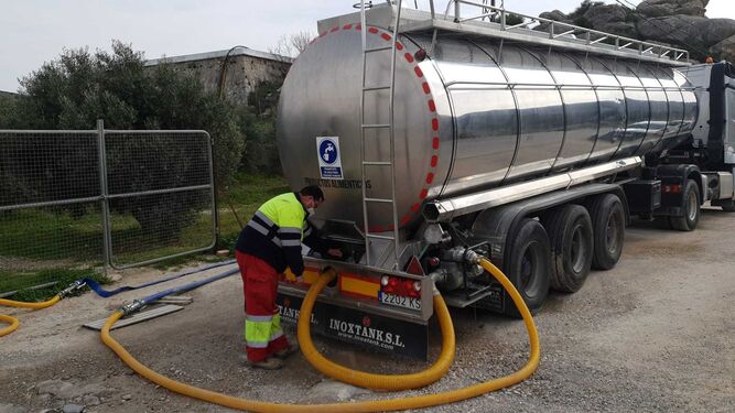 Camión suministrando agua en los depósitos de abastecimiento del Valle de Abdalajís.