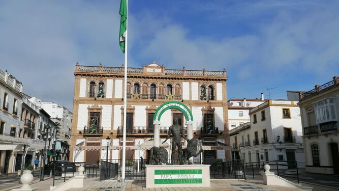 Monumento al escudo de Andalucía y la bandera, frente al Círculo de Artistas de Ronda.